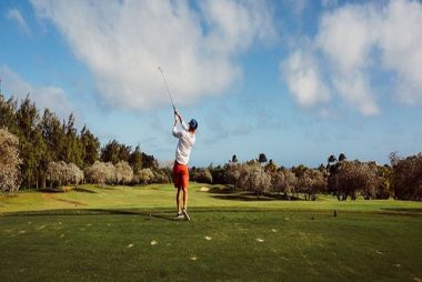 Man som spelar golf