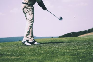 Golfbana med en golfspelare
